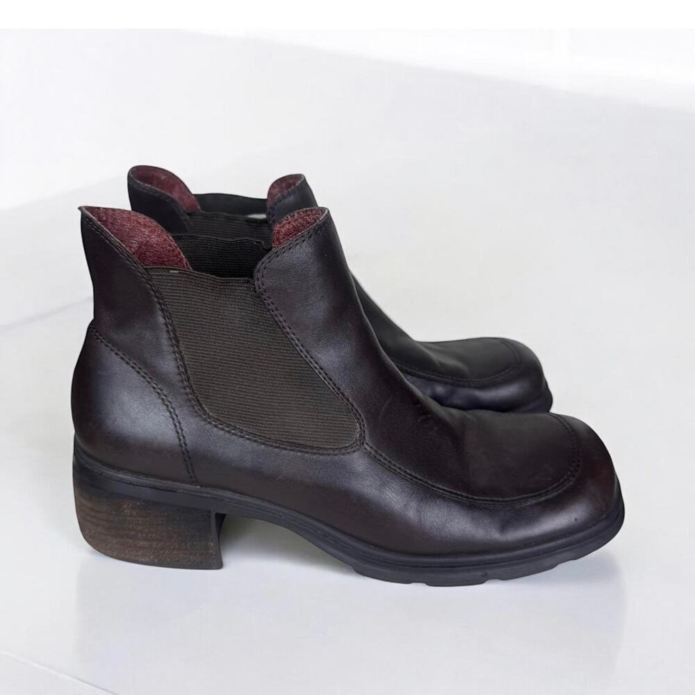 Women’s Y2K Nine West Brown leather ankle booties with a square toe size 9